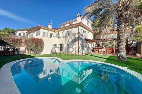 This detached house of 238 m² built on a plot of 386 m², is distributed over two comfortable floors and a large outdoor space. In total, it has five bedrooms, three bathrooms and a terrace, as well as a swimming pool and private garden. The house is ...