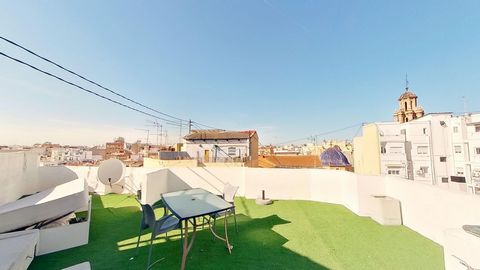 Penthouse exceptionnel sur le toit à Valence avec 2 très grandes terrasses (une de 30 m2 et l’autre de 4 0m2) Situé dans le marché de Ruzafa, si vous aimez les produits atypiques, vous allez adorer ce petit bijou ! Prix réduit 190 000 € 2 terrasses à...