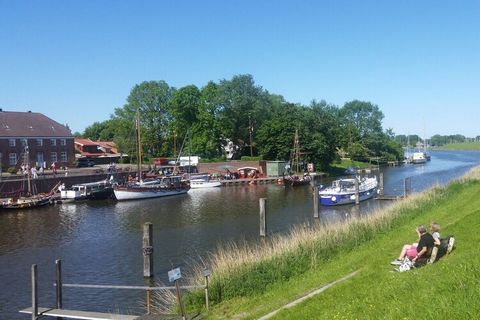 Gezellige, gerenoveerde bovenwoning met ruime woonkamer, lichtovergoten keuken, badkamer met daglicht en twee slaapkamers.