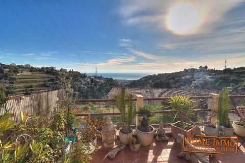 Charmante Wohnung in einem kleinen Miteigentum mit herrlichem Panoramablick auf das Meer, ruhig gelegen auf einem der schönsten Hügel von Nizza und nur 10 Minuten vom Stadtzentrum von Nizza und 7 Minuten von der Matis-Straße entfernt. Die Wohnung bes...