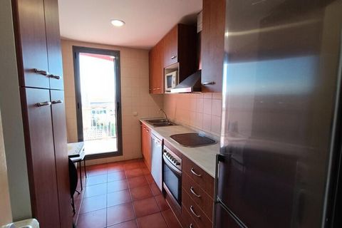 Acogedor apartamento, situado en la urbanización Marina Sant Jordi cerca de L'Ametlla de Mar. El apartamento es moderno y confortable, dispone de una habitación doble, una habitación con dos camas individuales, un baño completo con ducha, un baño com...