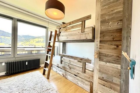 Dieses geräumige, 50 Quadratmeter große Apartment bietet bequem Platz für bis zu 5 Gäste und verfügt über ein Doppelbett im offenen Schlafzimmer mit herrlichem Blick auf die Aravis sowie ein zweites Schlafzimmer mit einem Etagenbett. Das Wohnzimmer b...