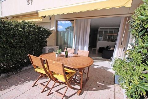 This beautifully renovated 33m² studio is located on the garden level of a residence facing the port of Sainte-Maxime, offering a refined decor and top-quality amenities, perfect for 2 guests. The studio includes an entrance with a dressing room and ...