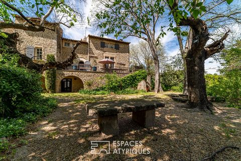 Située très au calme au coeur d'un village typique à moins de 10 km au sud de Nimes, voici une maison de charme d'une conception originale et au cachet indéniable. La belle bâtisse de pierres s'est installée au sein d'un vaste jardin clos, abritant d...