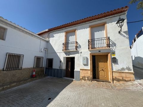 Eingebettet in das malerische Dorf Tahal bietet dieses traditionelle Dorfhaus mit 3 Schlafzimmern eine große Baugröße mit Außenbereich und Terrassen.  Im Herzen der Region, die für ihren schönen Marmor und ihre atemberaubende Landschaft bekannt ist, ...