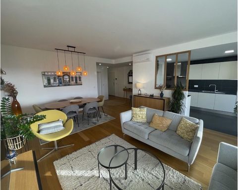 Apartment with good surfaces, furnished, 3 bedrooms, spacious living room, balcony with barbacue, private parking, and rooftop pool with Sun Deck. Heated pool for adults and children's pool on the roof with spacious Sun Deck and cardio-fitness equipm...