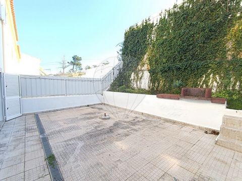 Hier befinden Sie sich zwischen Strand und Land Ausgezeichnete 4-Zimmer-Villa in bester Lage der Gemeinde Sesimbra - Charneca da Cotovia. Nur 10 Minuten vom charmanten Dorf Sesimbra mit seinen herrlichen Stränden und typischen Straßen und 5 Gehminute...