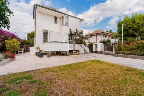 PUGLIA - BARI - JAPIGIA - VIA GIOVANNI GENTILE En el corazón de Japigia, uno de los barrios al sur de Bari, ofrecemos a la venta una prestigiosa villa, perfecta para quienes buscan un estilo de vida refinado, amplios espacios y todas las comodidades ...