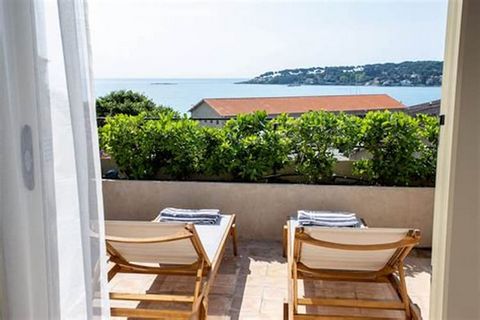 Situé au cœur de Cannes, ce chaleureux appartement de 3 pièces offre un refuge parfait pour les familles ou les amis. Nichée dans une charmante résidence composée de petits immeubles aux couleurs pastel, la propriété est implantée au milieu d'un jard...