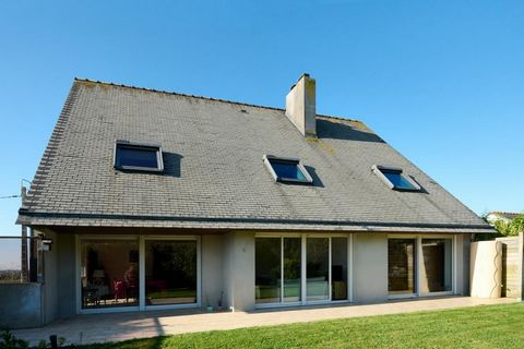 ZU VERKAUFEN PLOUIDER, einstöckiges Wohnhaus. Entdecken Sie dieses charmante Haus in Plouider, das allen Komfort eines einstöckigen Lebens bietet. Mit seinen schönen Volumina wird es Ihre Familie in einer geräumigen und hellen Umgebung empfangen. Es ...