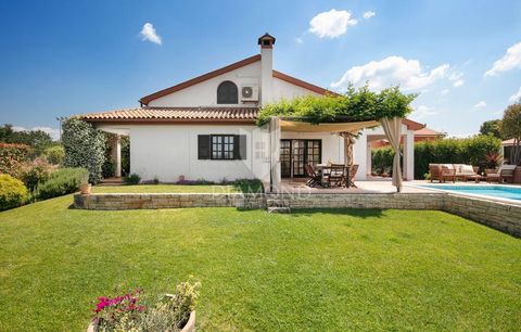 Location: Istarska županija, Poreč, Poreč. In ruhiger Lage am Stadtrand von Poreč, nur 3 km vom Stadtzentrum entfernt, befindet sich dieses großzügige Haus mit Swimmingpool, mit einer Gesamtwohnfläche von 330 m². Am Rande einer Bauzone gelegen, biete...