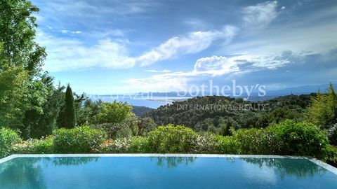 Situada en un entorno idílico entre el mar y la naturaleza, esta villa contemporánea ofrece una experiencia de vida incomparable. Con 215 m2 de espacio habitable y un vasto jardín de 1.500 m2 adornado con árboles y plantas regionales, encarna el lujo...