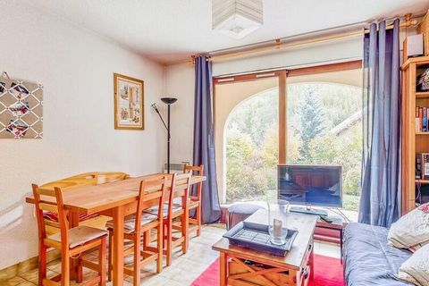 This charming 35-square-meter apartment accommodates up to 5 people, making it ideal for families or friends. It features a bedroom with a double bed, a single bed, and a bunk bed. After a day on the slopes, relax in the cozy lounge area or enjoy the...