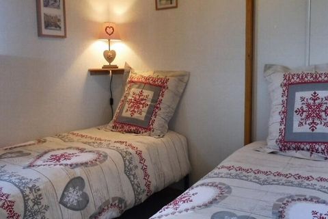 This cozy holiday apartment, spanning 30m², is located on the ground floor and can comfortably accommodate up to four guests. It features a bedroom with a double bed, a cabin with two single beds, and a living room with a kitchen area. The apartment ...