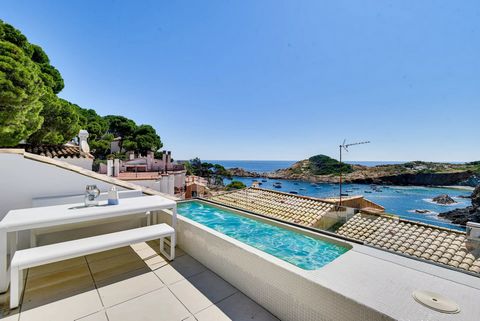 BARNES presenta esta magnífica casa de estilo contemporáneo ubicada en la histórica cala de Sa Tuna, Costa Brava, la cual se ha reformado respetando la esencia mediterránea a primera línea de mar y a tan solo 5 minutos de Begur. Con un total de 224 m...