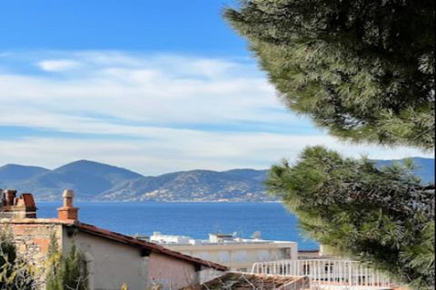 La propriété, au design pratique, offre un lieu de vacances confortable au cœur de La Bocca, pouvant accueillir jusqu'à quatre personnes. Situé au premier étage de la résidence Saint Jean avec ascenseur, cet appartement dispose d'une petite kitchenet...