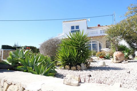 Diese Villa im mediterranen Stil in Benissa mit unabhängiger Wohnung steht zum Verkauf. Es bietet einen spektakulären Blick auf das Meer, den Peñon de Ifach, die Berge, die Stadt Benissa, Moraira. Eine ideale Gegend, um schöne Spaziergänge und die sc...