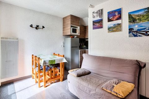 Woning biedt, samen met de gezellige en praktische indeling, een comfortabel verblijf voor maximaal 6 personen. Het appartement beschikt over een woonkamer met een bank voor drie personen, een cabinegedeelte met een stapelbed voor twee personen en ee...