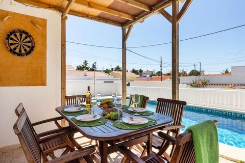 Esta encantadora villa ofrece un refugio tranquilo con comodidades modernas para una estancia confortable. Con piscina privada, es ideal para relajarse o disfrutar de las noches de verano junto a la barbacoa. Los espaciosos interiores están bien equi...