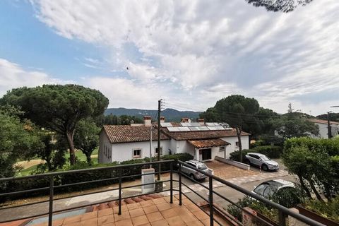 Questa spettacolare casa/chalet a Santa Cristina d'Aro è il luogo perfetto per godersi una vacanza di lusso circondati dalla natura e dal comfort. Con un design elegante e moderno, questa casa a due piani offre tutto il necessario per un soggiorno in...