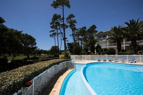 Gelegen op hole nr. 17 van de prestigieuze golfbaan Moliets, biedt de Résidence du Golf een ontspannen vakantie omgeven door een dennenbos van de Landes. Moliets ligt op 1 uur van Biarritz, tussen de zee en het bos, het is een klein paradijsje aan de...