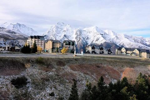 Splendido appartamento per 6 persone nel residence Les Hauts de Peyragudes Appartamento ristrutturato. -Cucina aperta sul soggiorno (2 letti sul divano) -Bagno - WC separati -1 camera con un letto di 140 cm -1 cabina con 2 letti a castello Appartamen...