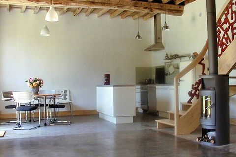 Pianterreno: - cucina attrezzata (lavastoviglie, forno, frigorifero di fascia alta) e zona pranzo aperta - il soggiorno dotato di un'accogliente e funzionale stufa a legna, mini impianto Hifi, lettore DVD, TV a schermo piatto 30 pollici 16/9, - bagno...