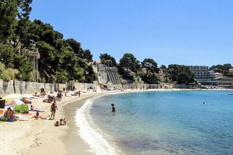 Schönes Mehrfamilienhaus „Athéna Résidence“, auf 3 Stockwerken, umgeben von Bäumen. Im Ortsteil Pierreplane, 3 km vom Zentrum von Bandol, 50 m vom Meer, in einer Sackgasse, im Grünen. Zur Mitbenutzung: Park 14 ha (eingezäunt), eingezäuntes Schwimmbad...