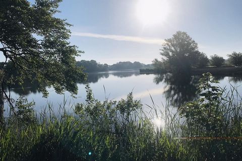 Op slechts enkele minuten fietsen van het prachtige zandstrand van Sint Maartenszee, ligt deze zeer comfortabele en moderne villa 73 op Park De Wielen in Sint Maarten is van alle gemakken voorzien. De in 2021 gebouwde villa is geschikt voor 6 persone...