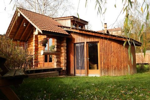 Incantevole chalet in legno, progettato e arredato con originalità e comfort. Nel cuore di un villaggio verde e boscoso, con l'Alsazia a 4 km (Strasburgo 70 km). Apprezzerete l'accoglienza autentica di Catherine e Gérard, che vi daranno tanti spunti ...