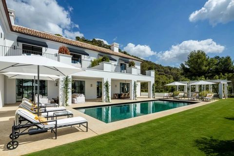 Entrate in un mondo di opulenza e grandezza con questa villa eccezionale, situata nel cuore del prestigioso quartiere Cascada de Camoján di Marbella. Questa straordinaria proprietà, progettata dal visionario architetto della famosa Finca Cortesin, si...