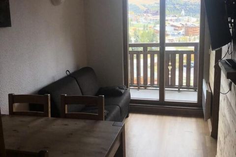 This cozy 26m² apartment offers a welcoming space for up to four guests, making it ideal for families or small groups. The living room features a comfortable sofa bed (140x200) and a TV, perfect for relaxing after a day on the slopes. A separate bedr...