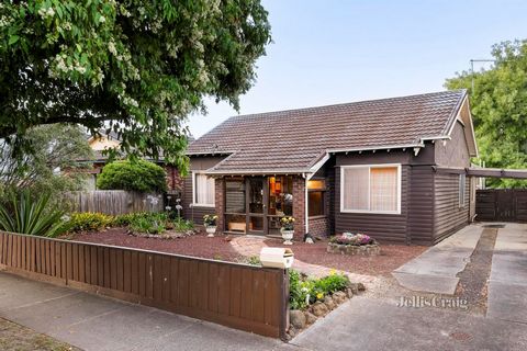 Sitting on a sought after 650 sqm approx. parcel with a deep north facing rear garden, this eclectic three bedroom plus study Californian Bungalow flaunts its mid century vintage 60s groove with intensity. A large and level block in a desirable avenu...