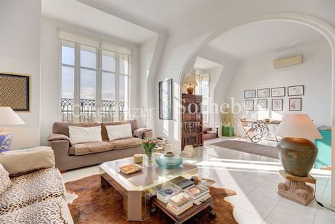 NICE - BAS CIMIEZ This top-floor apartment of 75m2 in a historic Belle Époque palace offers stunning sea and city views with a charming balcony. The layout includes two bedrooms, a shower room, a separate WC, a bright south-facing living room, and a ...