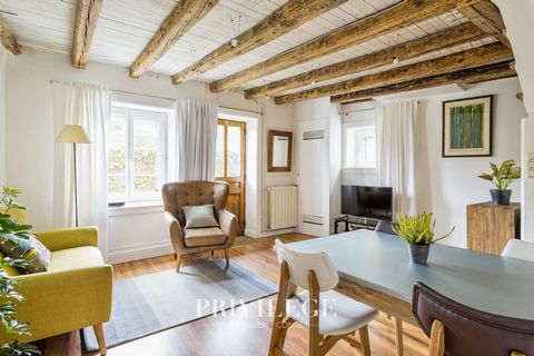 Overlooking the heights of Saint-Didier-au-Mont-d'Or, nestled in the picturesque hamlet of Saint-Fortunat, this charming renovated stone village house extends over three levels. On the ground floor, discover a warm living room adorned with exposed be...