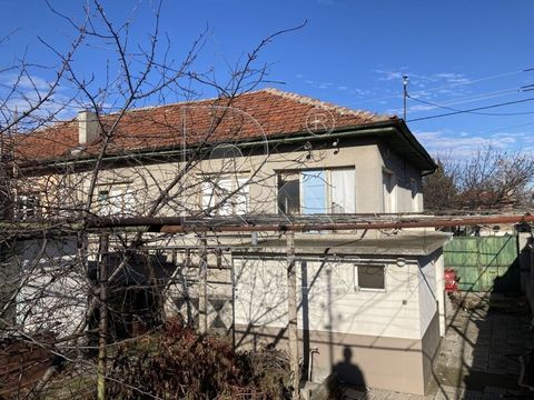 Offer 83394. Perushtitsa, at the beginning of the town, a house on a turbot with a yard of 297 sq.m., according to a sketch 287 sq.m. It is a two-storey solid building with a built-up area of 70 sq.m. per floor; One-storey solid building 17 sq.m., on...