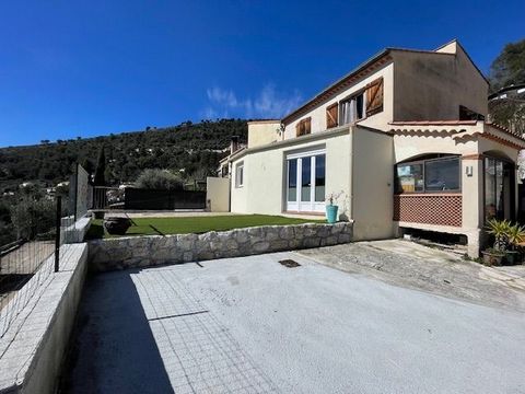 CANTARON - Less than 20 minutes from Nice, come and discover this semi-detached house of 104 M2 in good condition with its private swimming pool and its dominant position. Enter a spacious double living room with beautiful open views from the terrace...