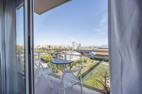 The property is located in one of the best neighborhoods in Valencia, next to the Agua and El Corte Inglés shopping centers, and very close to the City of Arts and Sciences. Building built in 2001, with two elevators and within a residential complex ...