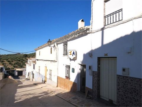 Esta preciosa casa de dos dormitorios se encuentra en el pueblo de La Carrasca, en la provincia de Jaén, Andalucía, España, cerca de Las Casillas y su embalse. Lista para vivir o utilizar como casa de vacaciones, esta es una propiedad encantadora. In...