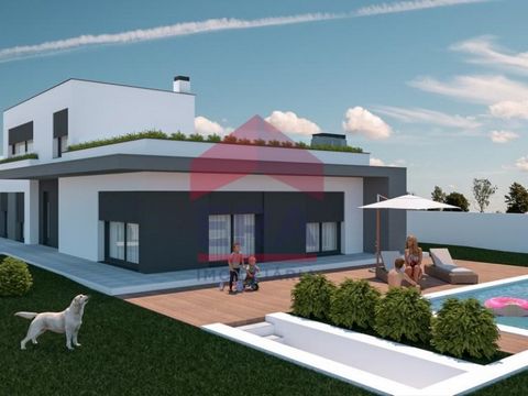 Casa T3+1 nueva en Geraldes - Peniche. Con garaje de 48,35 m2. Planta baja compuesta por hall de distribución, salón y cocina diáfana, baño de servicio completo y lavadero, despacho y tres dormitorios, dos de ellos en suite, ambos con baño privado y ...