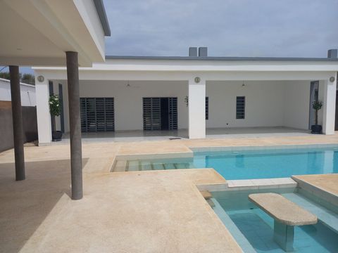 SENEGAL This modern and furnished villa built in 2021 is located in a private residential area close to the sea and shops. The villa includes 3 bedrooms each with its own bathroom, a dressing room in the master bedroom, a large living room of 80m2 wi...