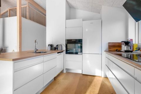 Dieses schöne, neu gebaute Ferienhaus bietet einen frischen und modernen Rückzugsort. Mit drei geräumigen Schlafzimmern, jedes mit einem bequemen Doppelbett, ist es perfekt für Familien oder Gruppen von Freunden. Darüber hinaus bietet ein gemütlicher...