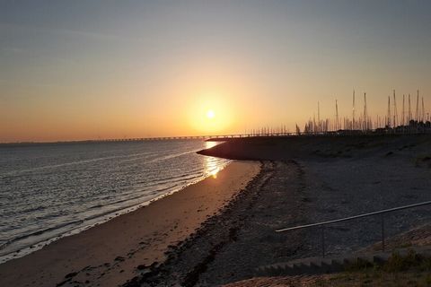 Dit vakantiehuis met een bubbelbad en sauna ligt aan de rand van het Zeeuwse Colijnsplaat en Nationaal Park De Oosterschelde. Je vindt hier rust, ruimte en luxe in een historische setting. Het stijlvolle vakantiehuis heeft een mooie lichte woonkamer....