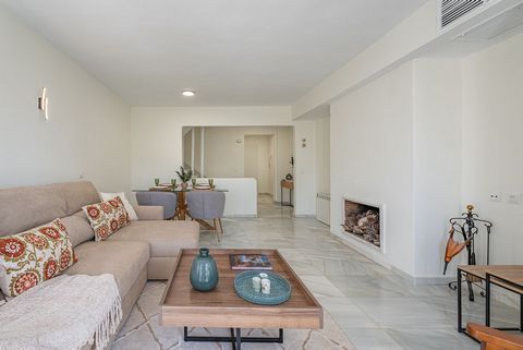 Located in Puerto Banús. Contemporary townhouse with garden in a gated development next to Puerto Banus! Recently refurbished, this spacious property presents itself as an unbeatable investment in a high demand area. On the main floor, there is a bri...