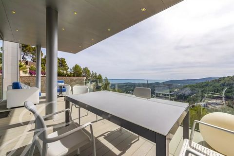 This stunning property, located on a quiet street ending in a cul de sac, offers a unique living experience. With panoramic sea and mountain views, every corner of this villa has been designed to provide tranquility and beauty. The villa has 5 bedroo...