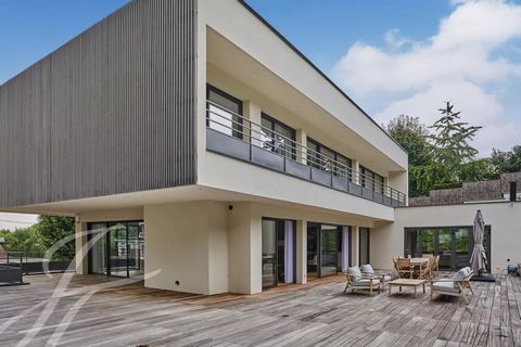 Noisy-le-Grand. Just 20 minutes from Porte de Vincennes, nestled in a private and very quiet park on the banks of the Marne, this beautiful new architect-designed villa offers 318 sqm of living space distributed over 3 levels, all surrounded by 250 s...