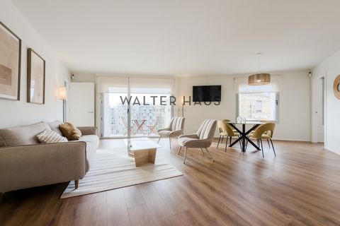 SEASONAL RENTAL- FURNISHED AND EQUIPPED- PREMIUM Newly built apartment in the Gràcia neighborhood, Barcelona This bright 100 m² apartment has 3 bedrooms, a spacious living room with a kitchenette and two bathrooms, one en suite. It has a private balc...