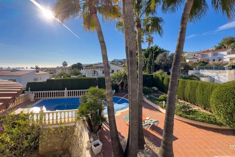 Esta encantadora villa se encuentra en una exclusiva zona residencial y tranquila de Calpe, situada a tan solo 2 km de la playa y a 3 km del centro. Cabe destacar que ofrece preciosas vistas al mar y al emblemático Peñón de Ifach. Está dividida en do...