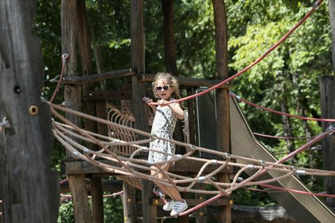 Der Parc de la Belle liegt in einem 12 Hektar großen Garten und vereint ungewöhnliche Unterkünfte, um in Vienne neue Energie zu tanken. Mit der Familie, Freunden oder einem romantischen Kurzurlaub ist der Parc de la Belle der ideale Ort, um abzuschal...