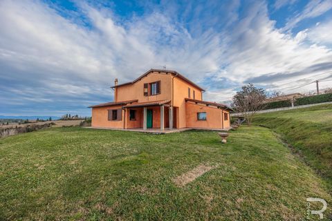 Questa villa, che è stata costruita nel 2011 e vanta un'architettura e un design impressionanti, si trova al centro di un pittoresco panorama collinare con una vista unica su San Miniato. La villa stessa è circondata da 2 ettari di terreno, che è a v...